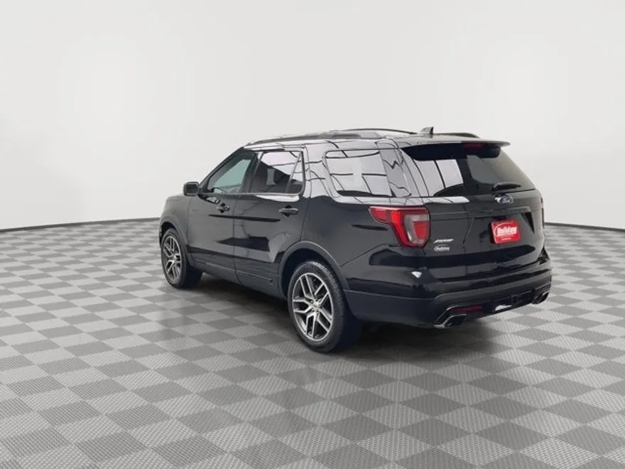 2017 Ford Explorer Sport photo 1