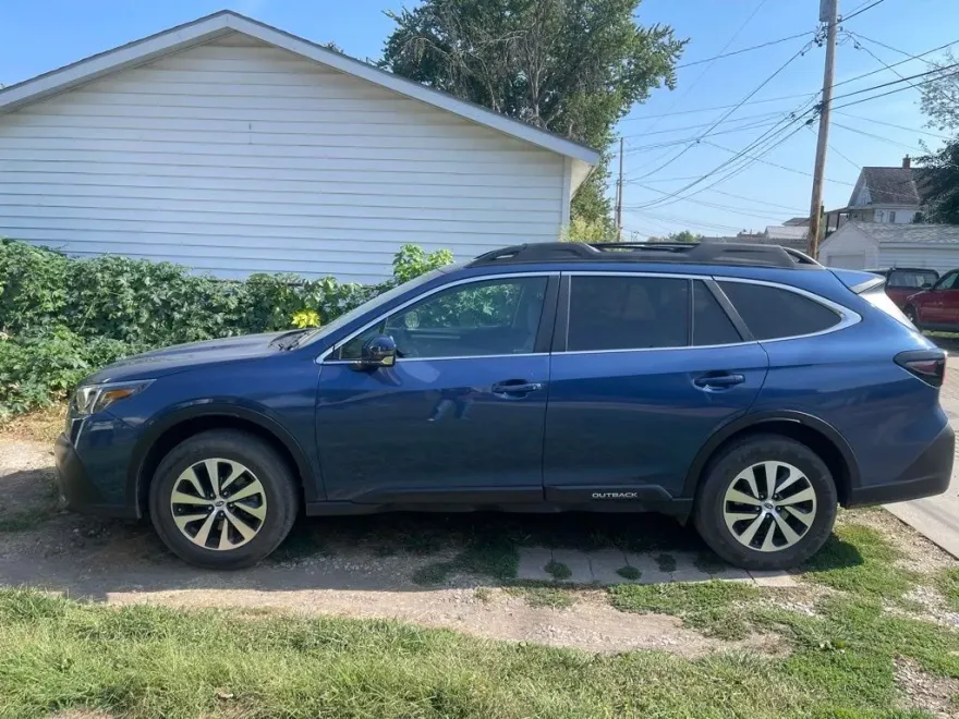 2021 Subaru Outback Premium photo 1