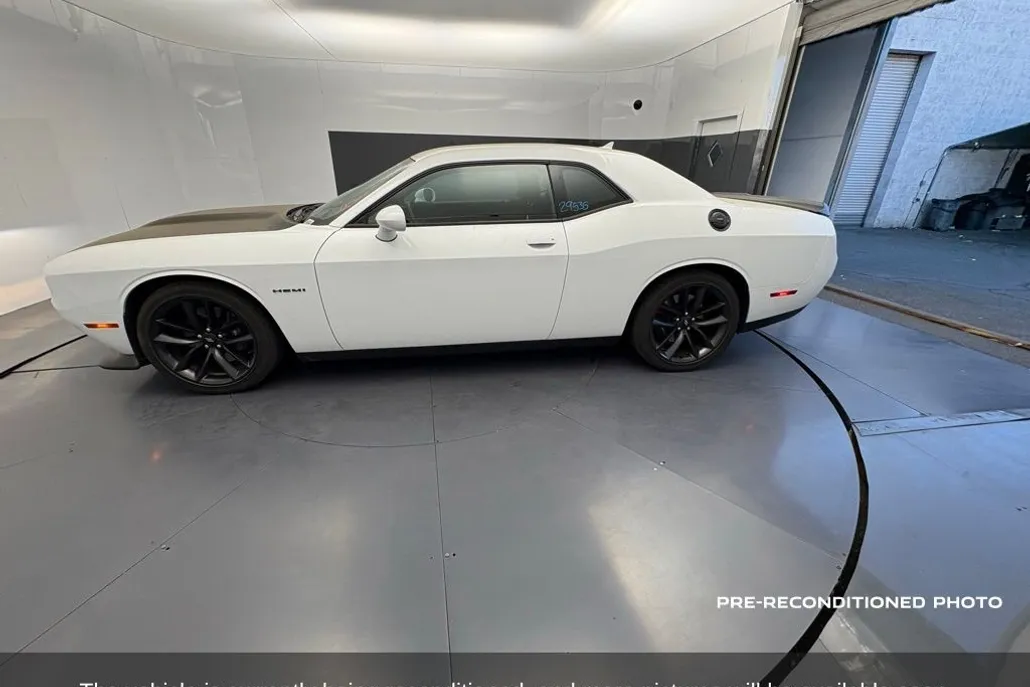 2021 Dodge Challenger R/T photo 1