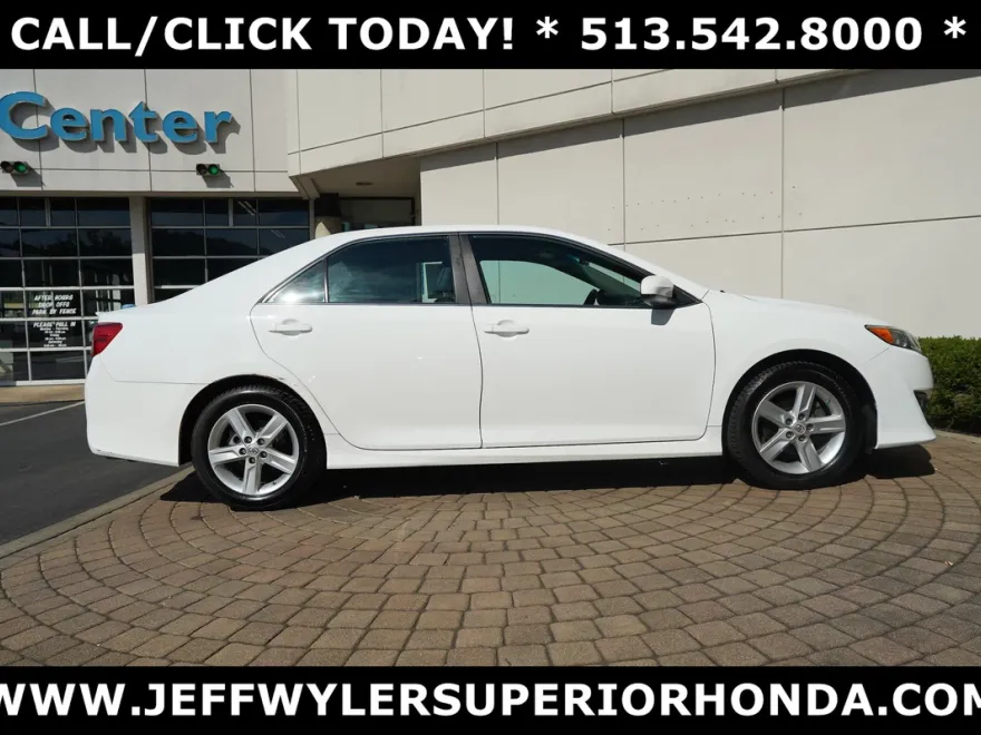 2013 Toyota Camry SE photo 1