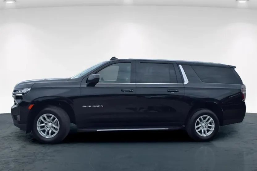 2023 Chevrolet Suburban LT photo 1