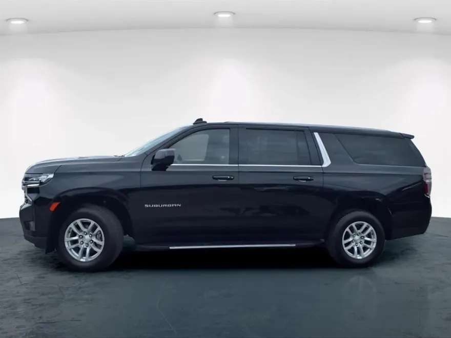 2023 Chevrolet Suburban LT photo 1