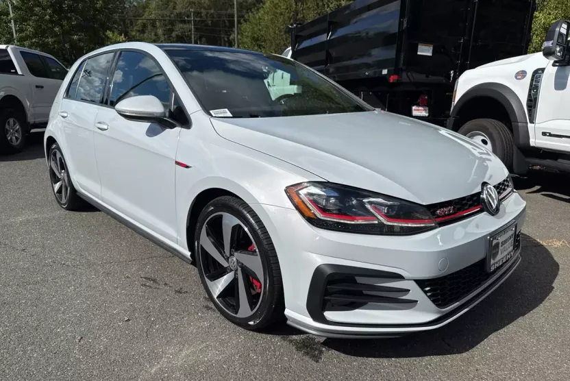 2020 Volkswagen Golf GTI SE photo 1