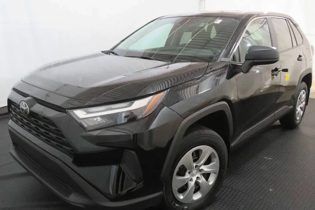 2023 Toyota RAV4 LE photo 1