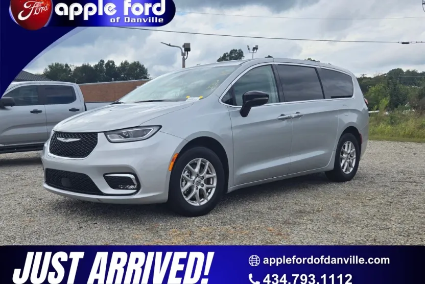 2024 Chrysler Pacifica Touring L photo 1