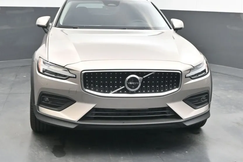 2026 Volvo V60 Cross Country B5 Plus photo 1