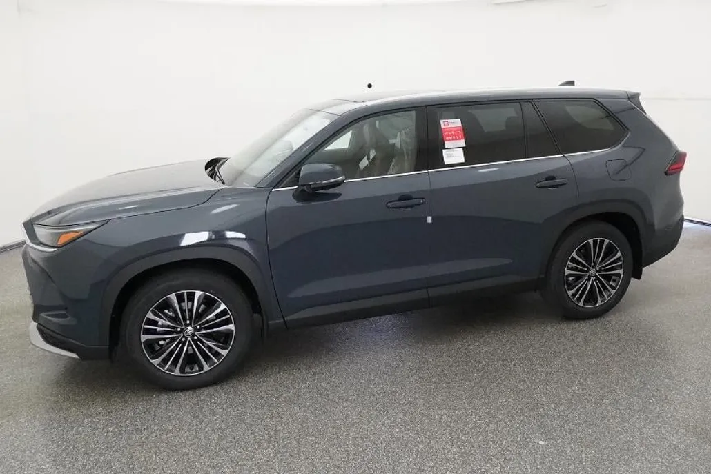 2026 Toyota Highlander Hybrid Platinum photo 1