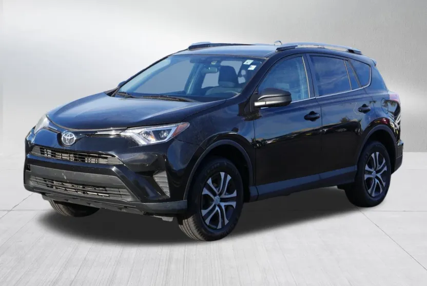 2016 Toyota RAV4 LE photo 1