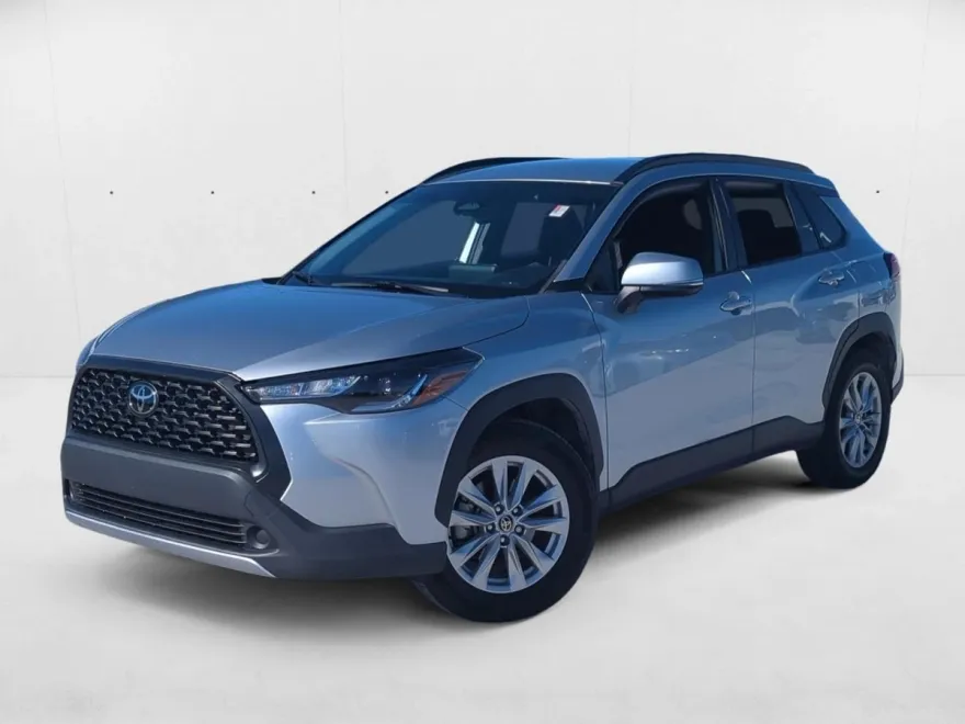 2023 Toyota Corolla Cross LE photo 1