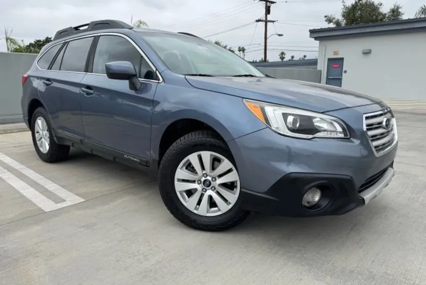 2017 Subaru Outback 2.5i Premium photo 1