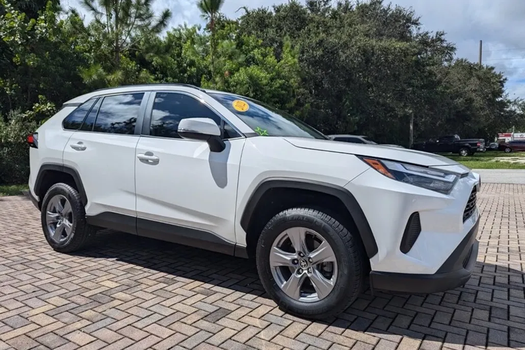 2022 Toyota RAV4 XLE photo 1