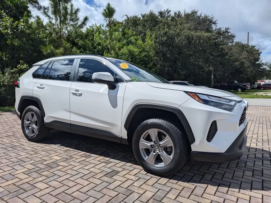 2022 Toyota RAV4 XLE photo 1