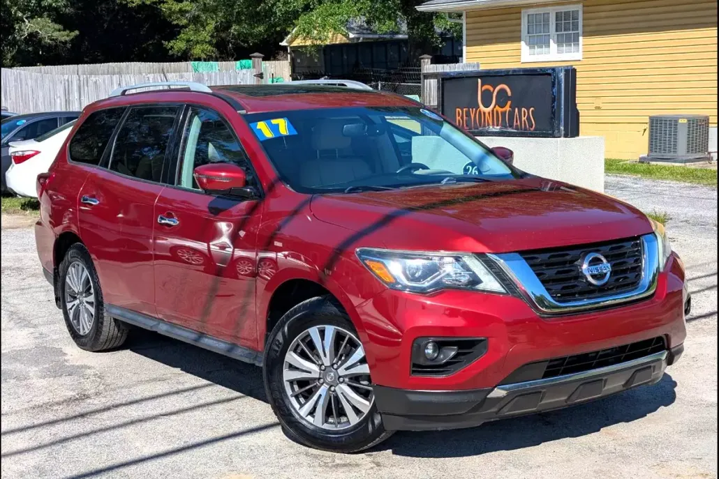 2017 Nissan Pathfinder SL photo 1