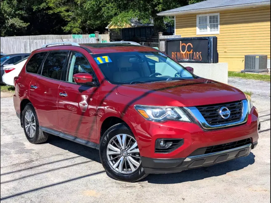 2017 Nissan Pathfinder SL photo 1