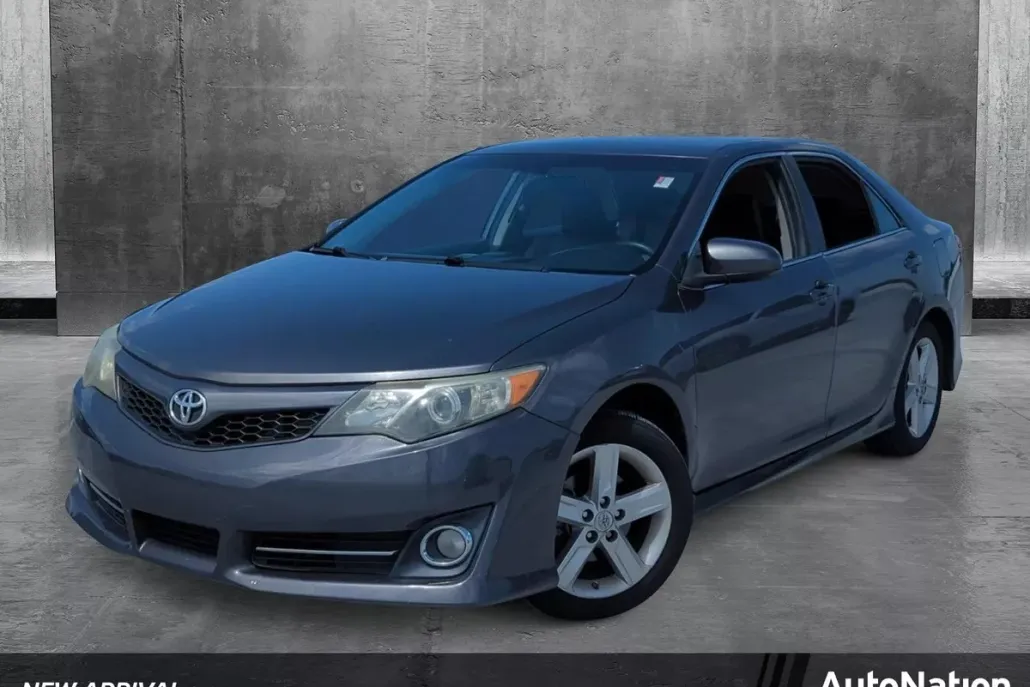2014 Toyota Camry SE photo 1