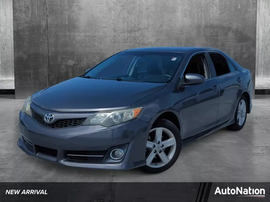 2014 Toyota Camry SE photo 1