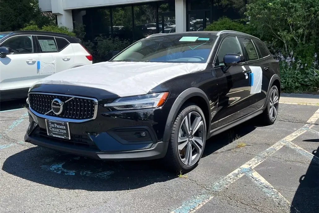 2026 Volvo V60 Cross Country B5 Plus photo 1