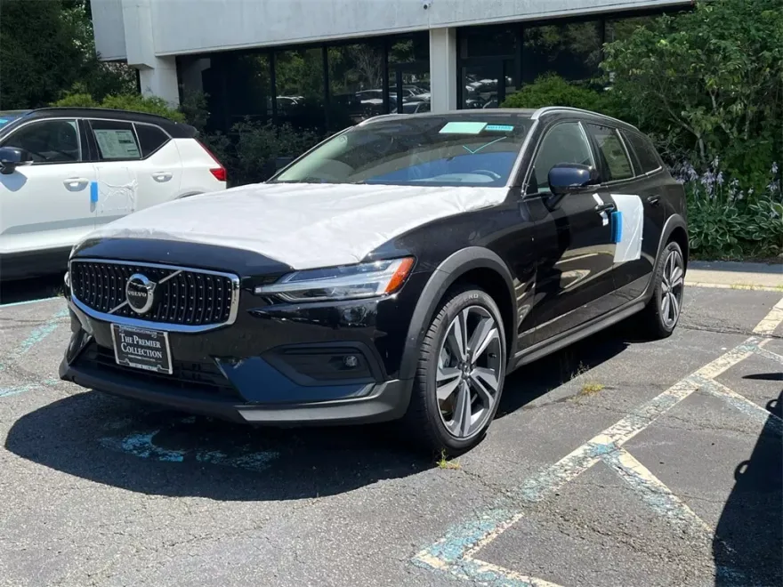 2026 Volvo V60 Cross Country B5 Plus photo 1