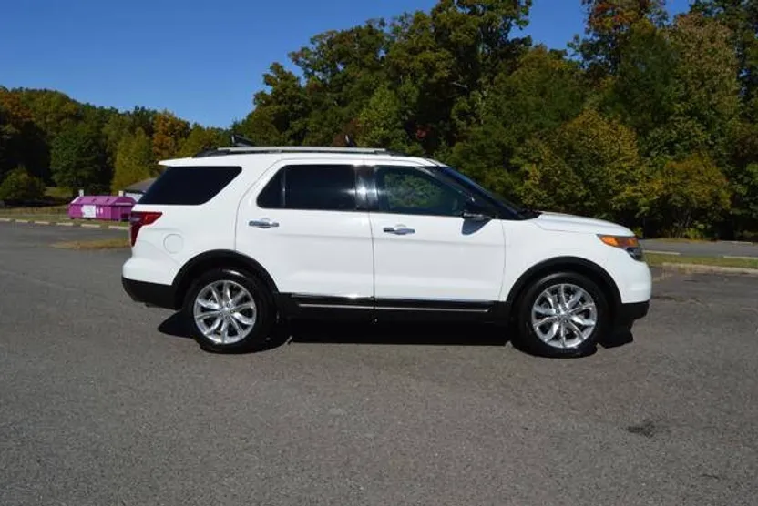 2013 Ford Explorer XLT photo 1