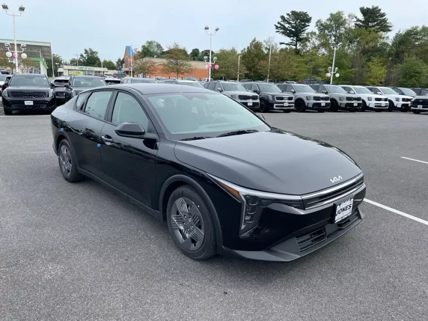 2025 Kia K4 LX photo 1