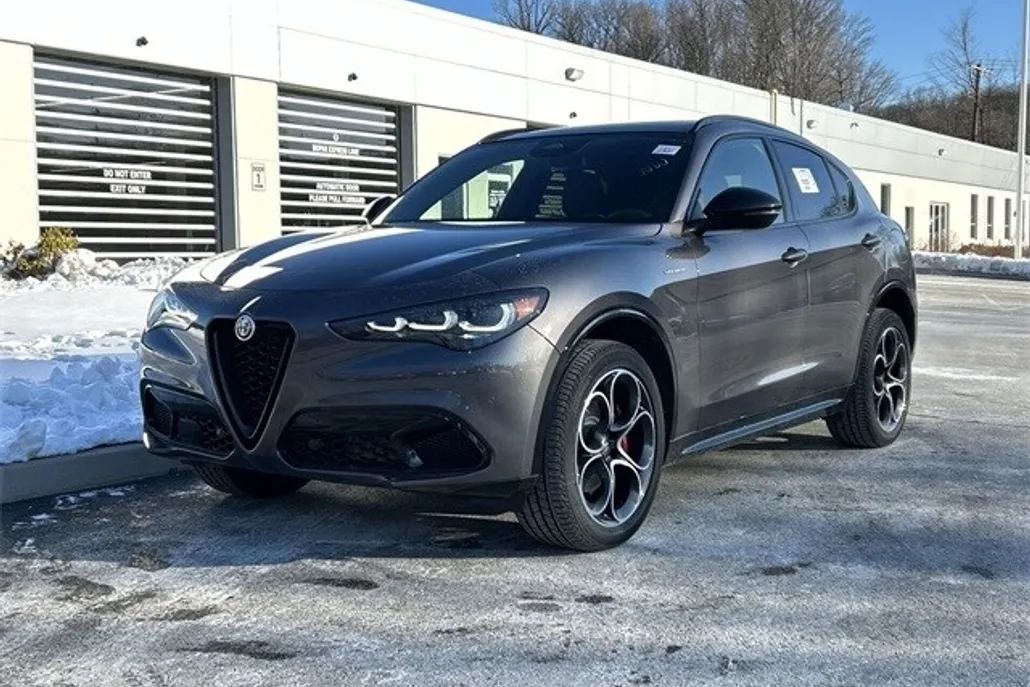 2025 Alfa Romeo Stelvio Sprint photo 1