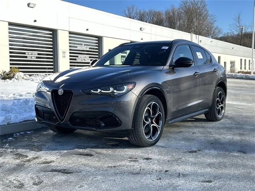 2025 Alfa Romeo Stelvio Sprint photo 1