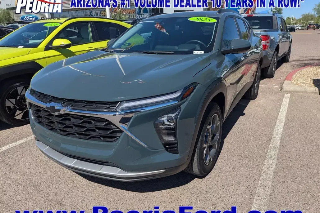 2025 Chevrolet Trax LT photo 1