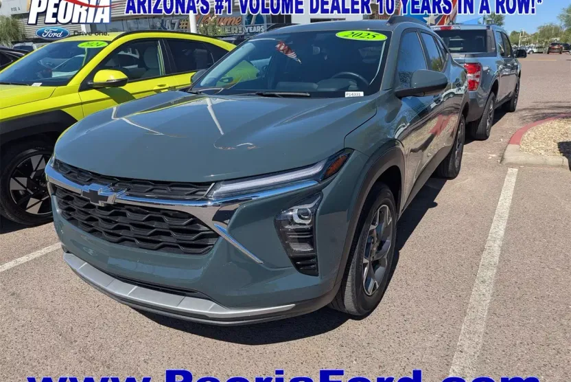 2025 Chevrolet Trax LT photo 1
