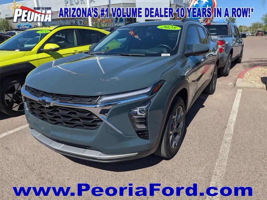 2025 Chevrolet Trax LT photo 1