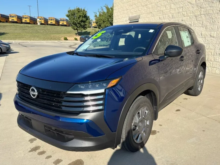 2025 Nissan Kicks S photo 1