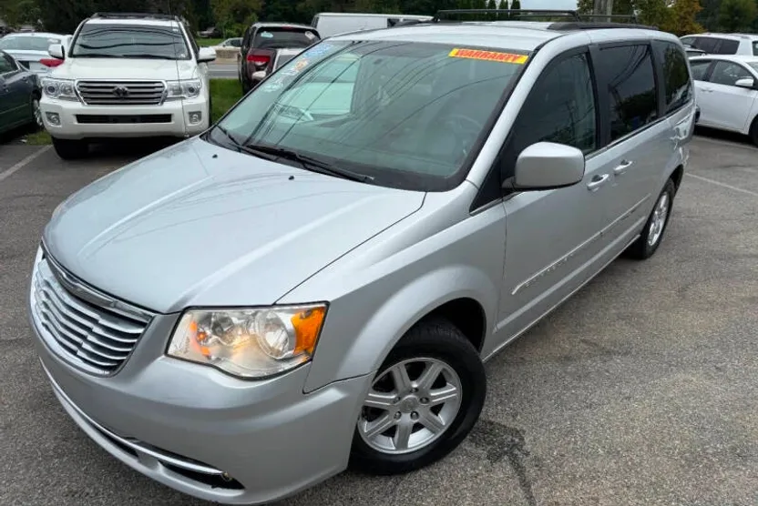 2011 Chrysler Town & Country Touring photo 1
