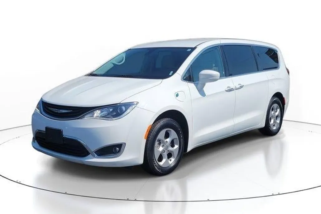 2018 Chrysler Pacifica Hybrid Touring Plus photo 1