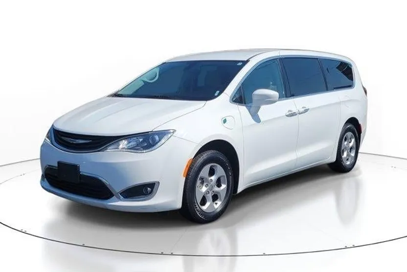 2018 Chrysler Pacifica Hybrid Touring Plus photo 1