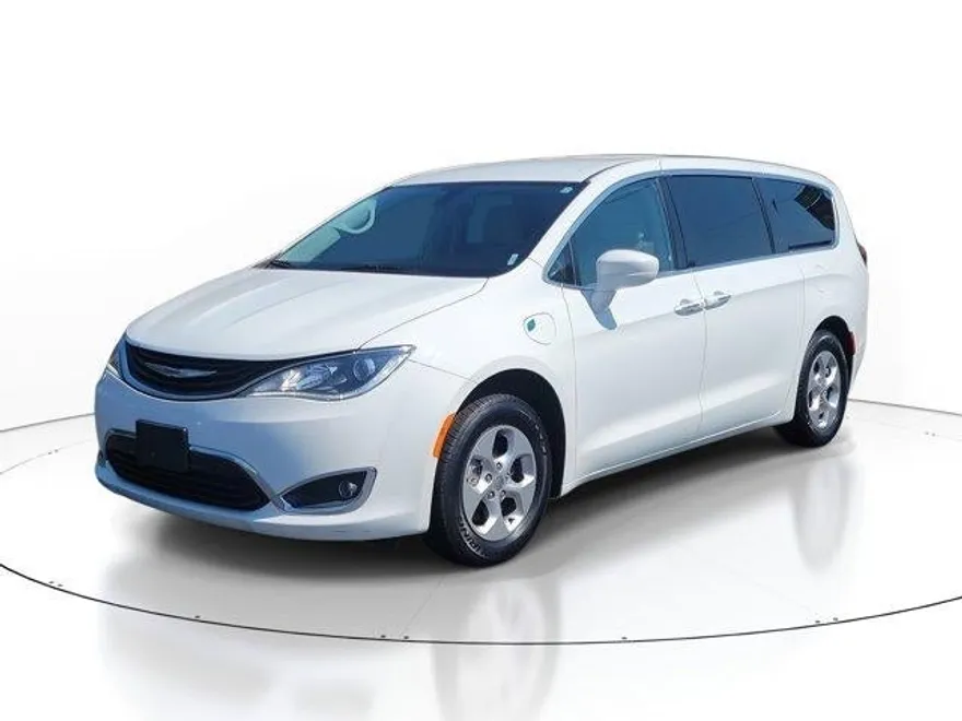 2018 Chrysler Pacifica Hybrid Touring Plus photo 1