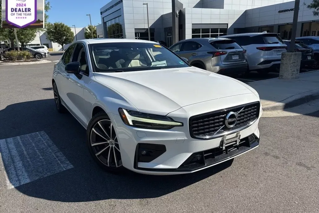 2022 Volvo S60 B5 Momentum photo 1