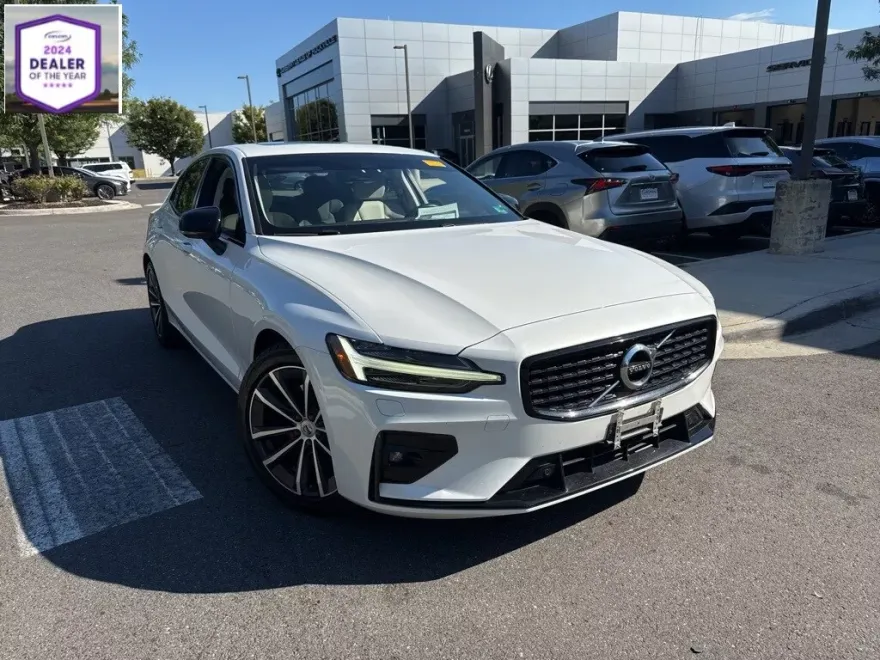 2022 Volvo S60 B5 Momentum photo 1