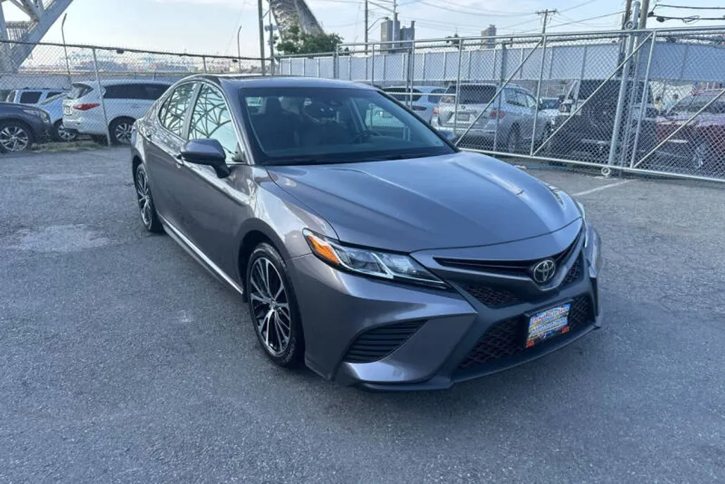 2018 Toyota Camry SE photo 1