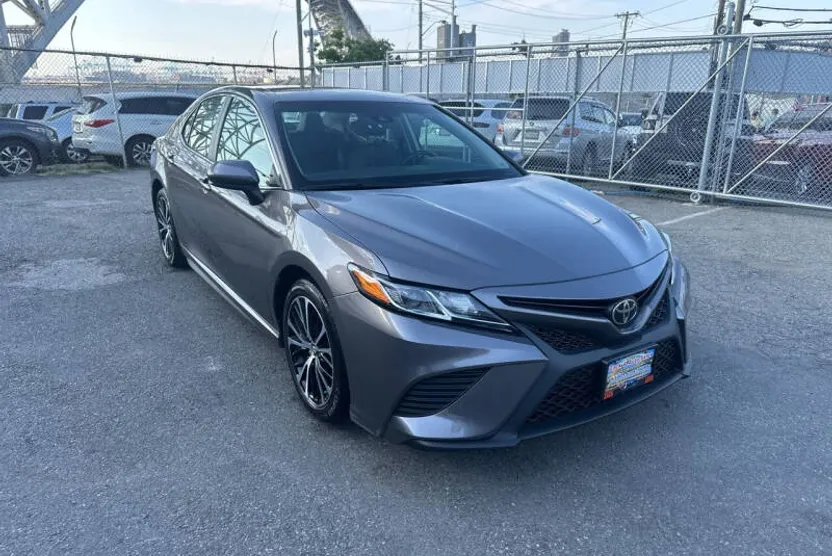 2018 Toyota Camry SE photo 1