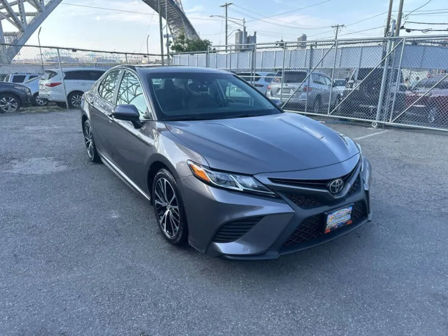 2018 Toyota Camry SE photo 1