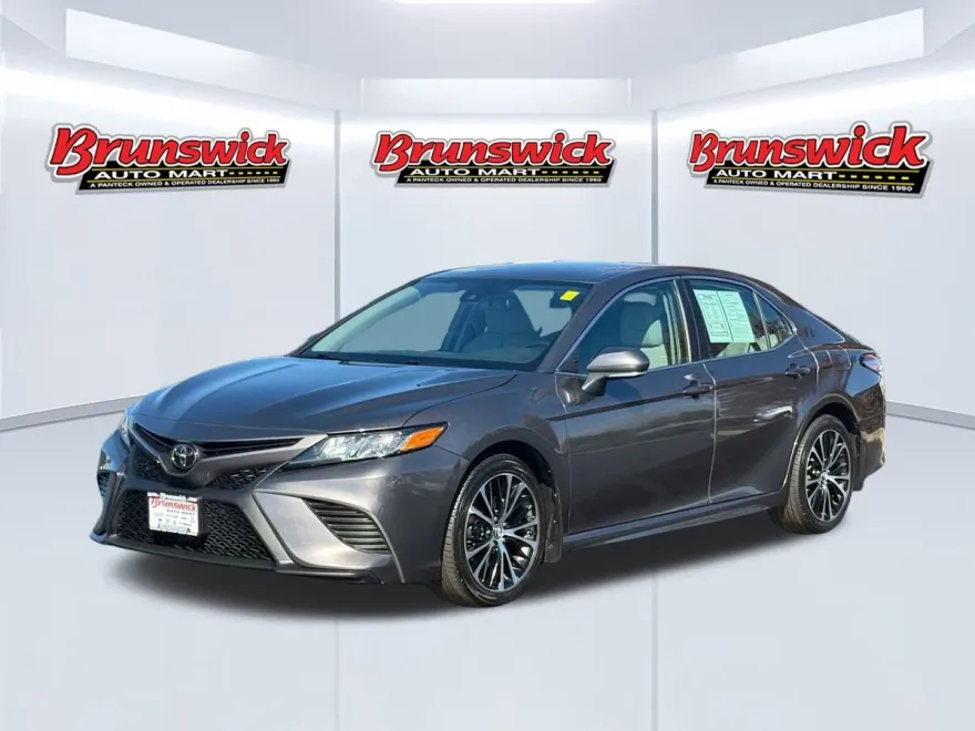 2019 Toyota Camry SE photo 1