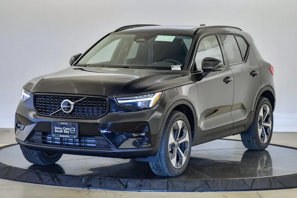 2025 Volvo XC40 AWD Plus photo 1