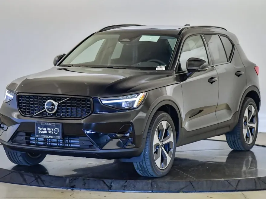 2025 Volvo XC40 AWD Plus photo 1