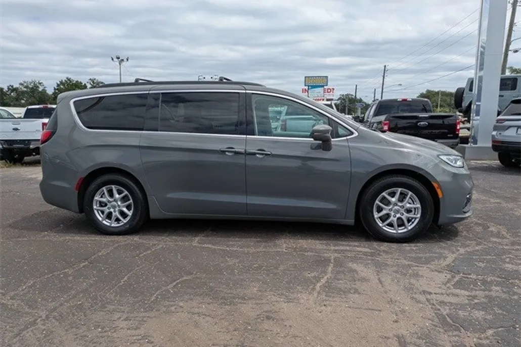 2022 Chrysler Pacifica Touring L photo 1