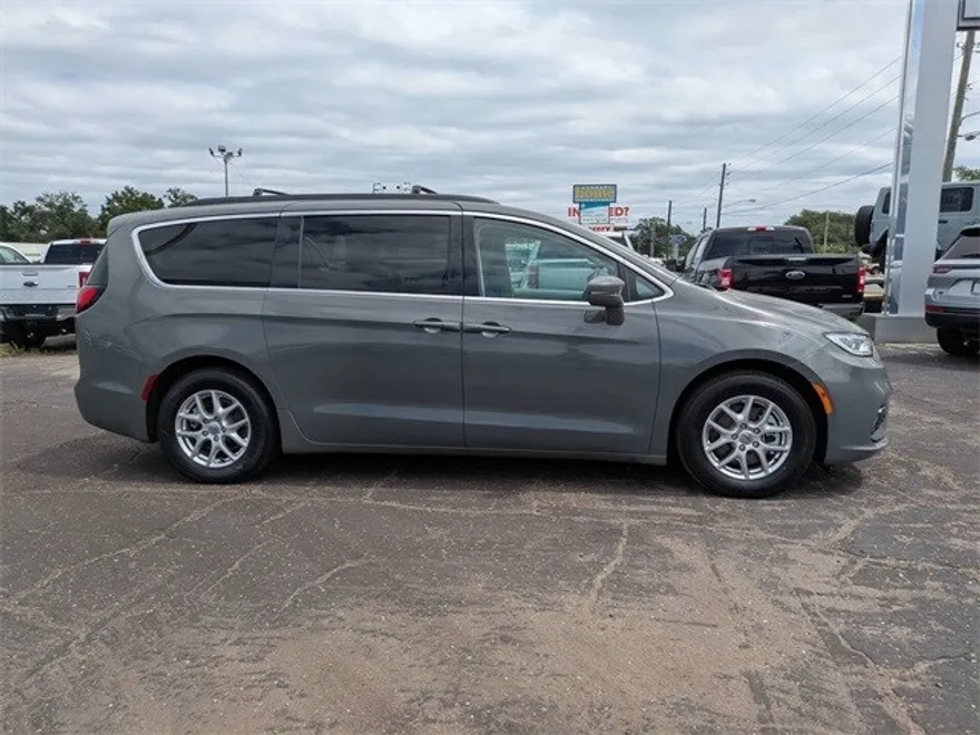 2022 Chrysler Pacifica Touring L photo 1