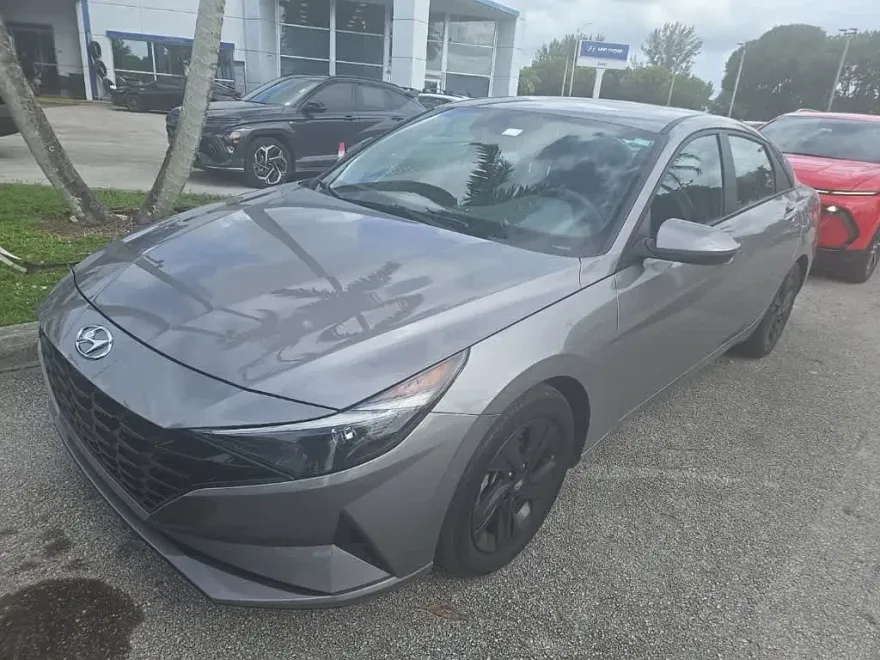 2021 Hyundai Elantra SEL photo 1