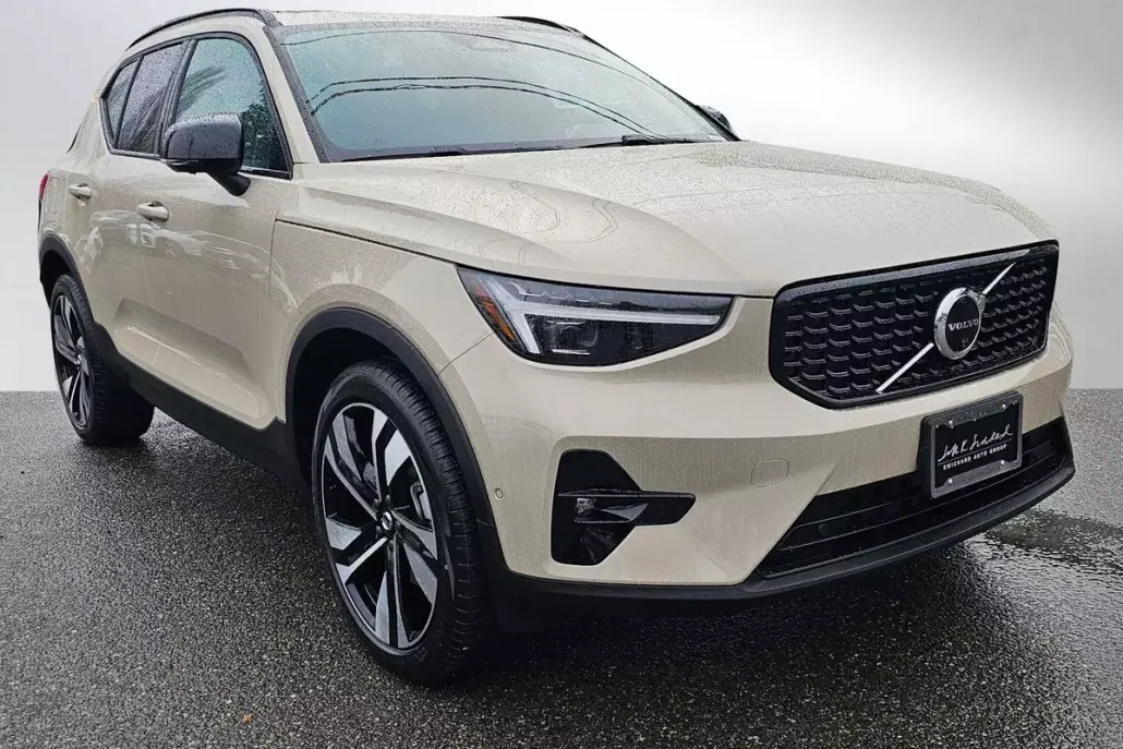 2025 Volvo XC40 photo 1