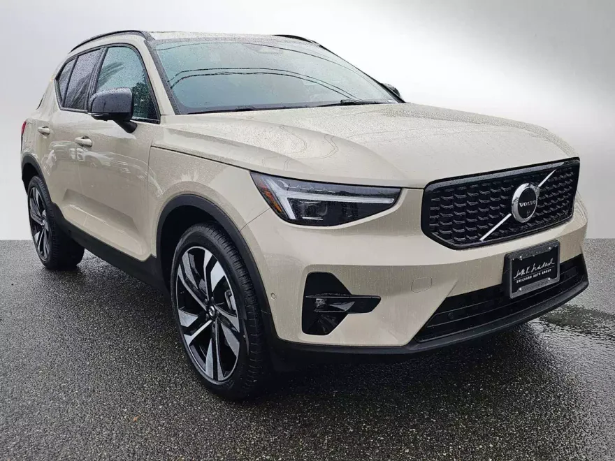 2025 Volvo XC40 photo 1