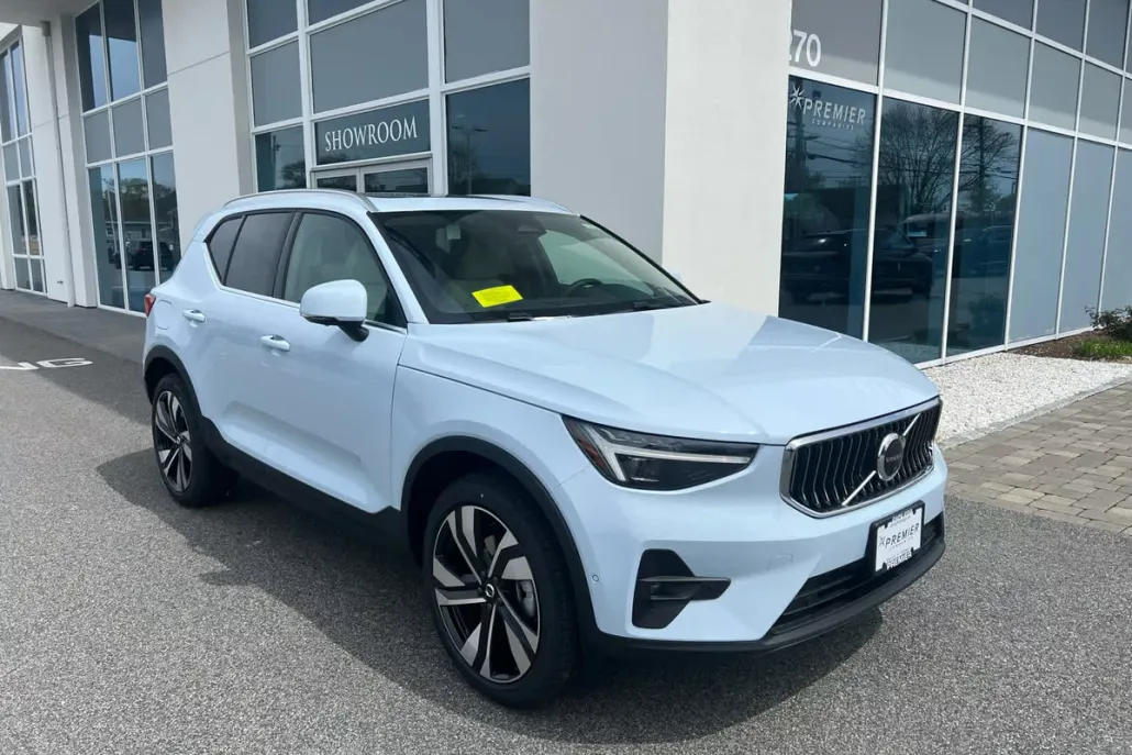 2025 Volvo XC40 photo 1