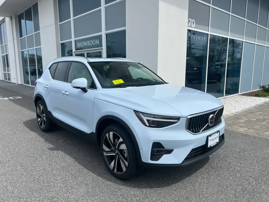 2025 Volvo XC40 photo 1