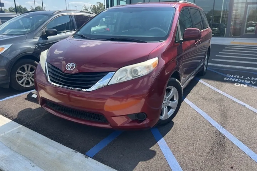 2014 Toyota Sienna L photo 1
